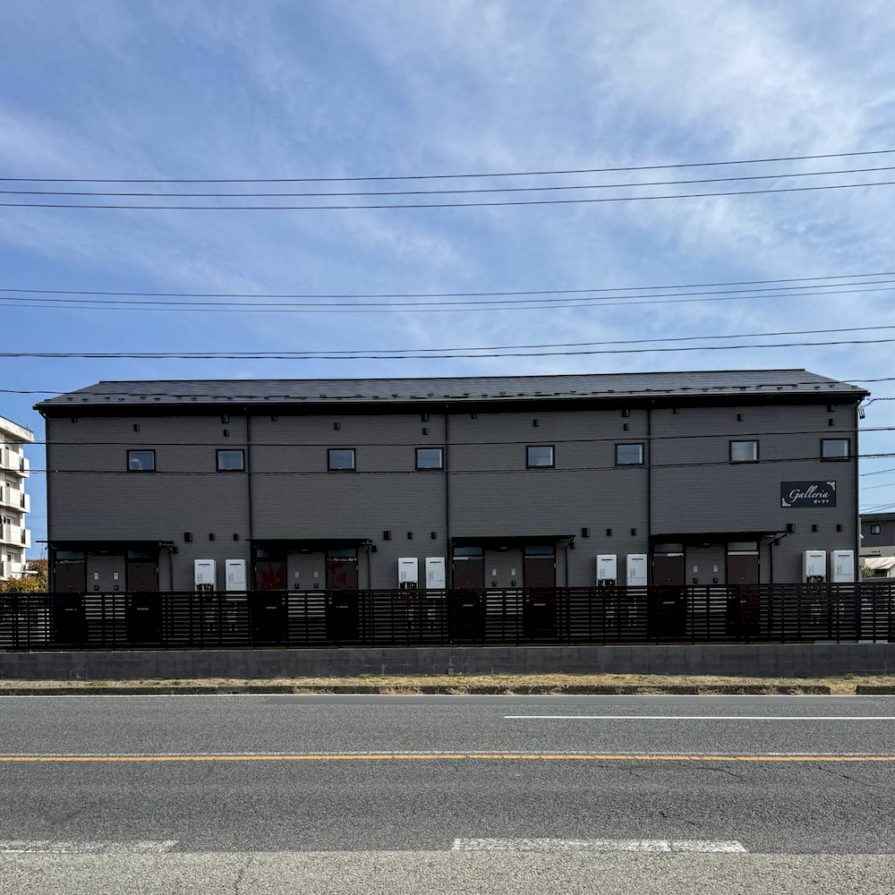 福島県郡山市富久山町に建築した木造2階建てアパートの施工実例。濃いグレーとブラウンでまとめた大人な雰囲気のシックな外観デザイン