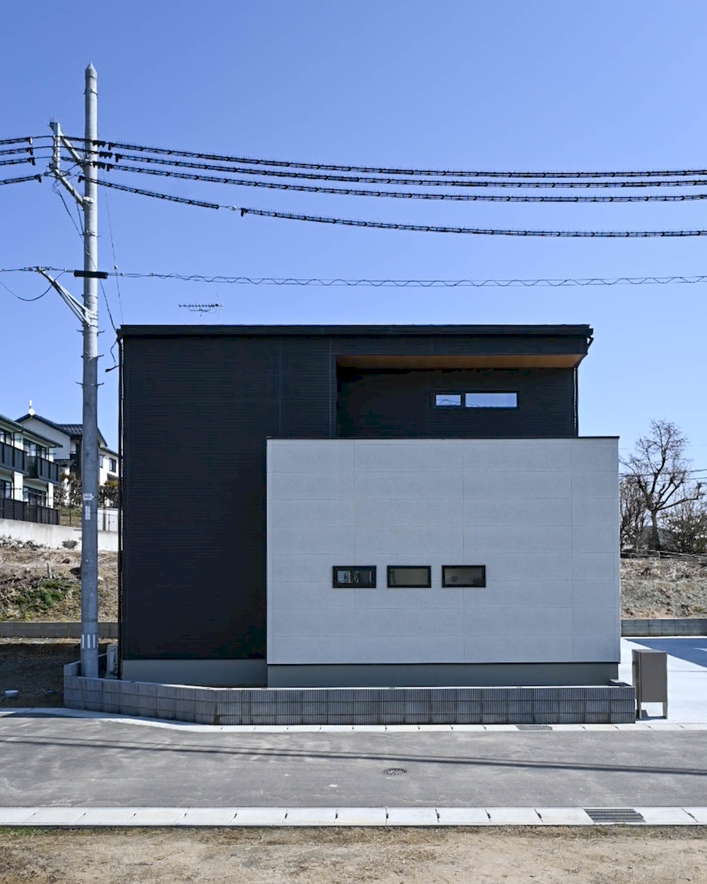 福島県郡山市の注文住宅の施工実例。ブラック＆ホワイトがモダンな印象の外観デザイン