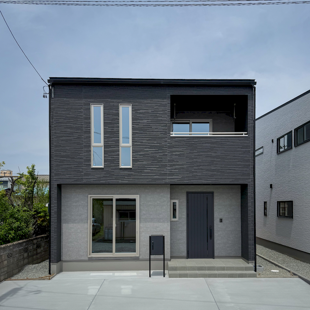 郡山市大槻町の新築住宅。ブラックとグレーで貼り分けたモダンな印象の外観デザイン
