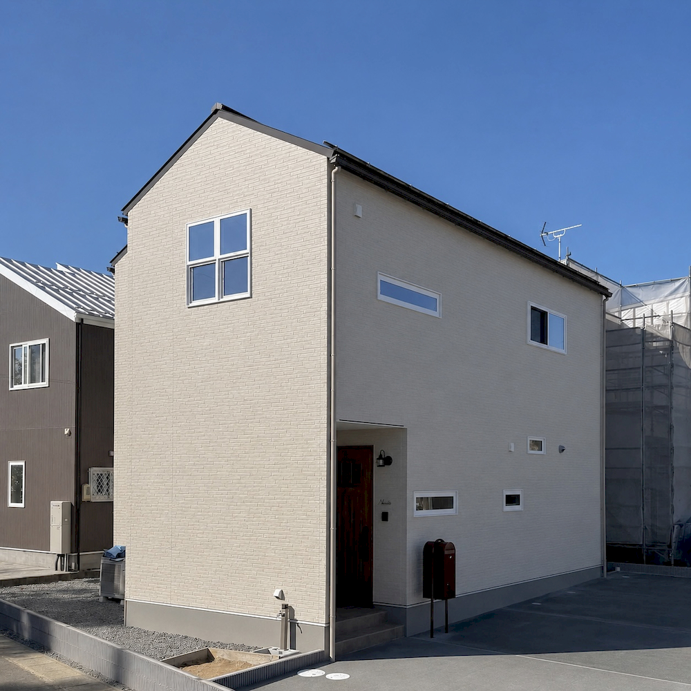 福島県郡山市の新築分譲住宅。切妻屋根の可愛い外観。