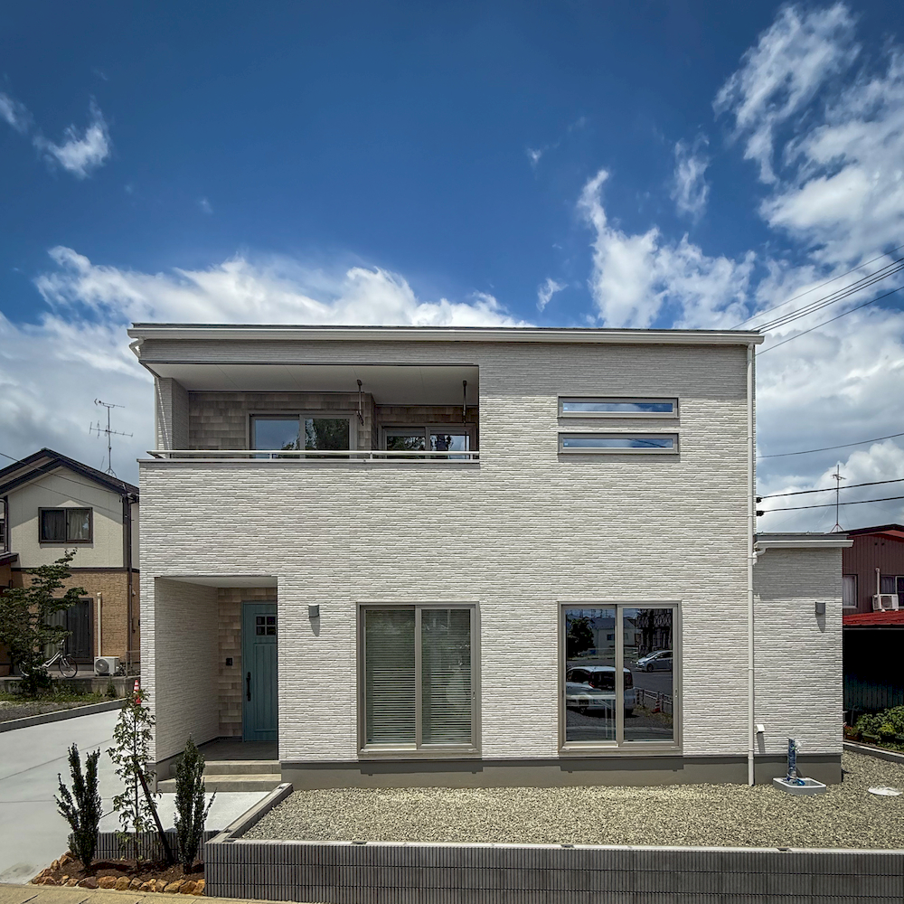 福島県の新築建売住宅。真っ白の外壁が空に映える外観デザイン