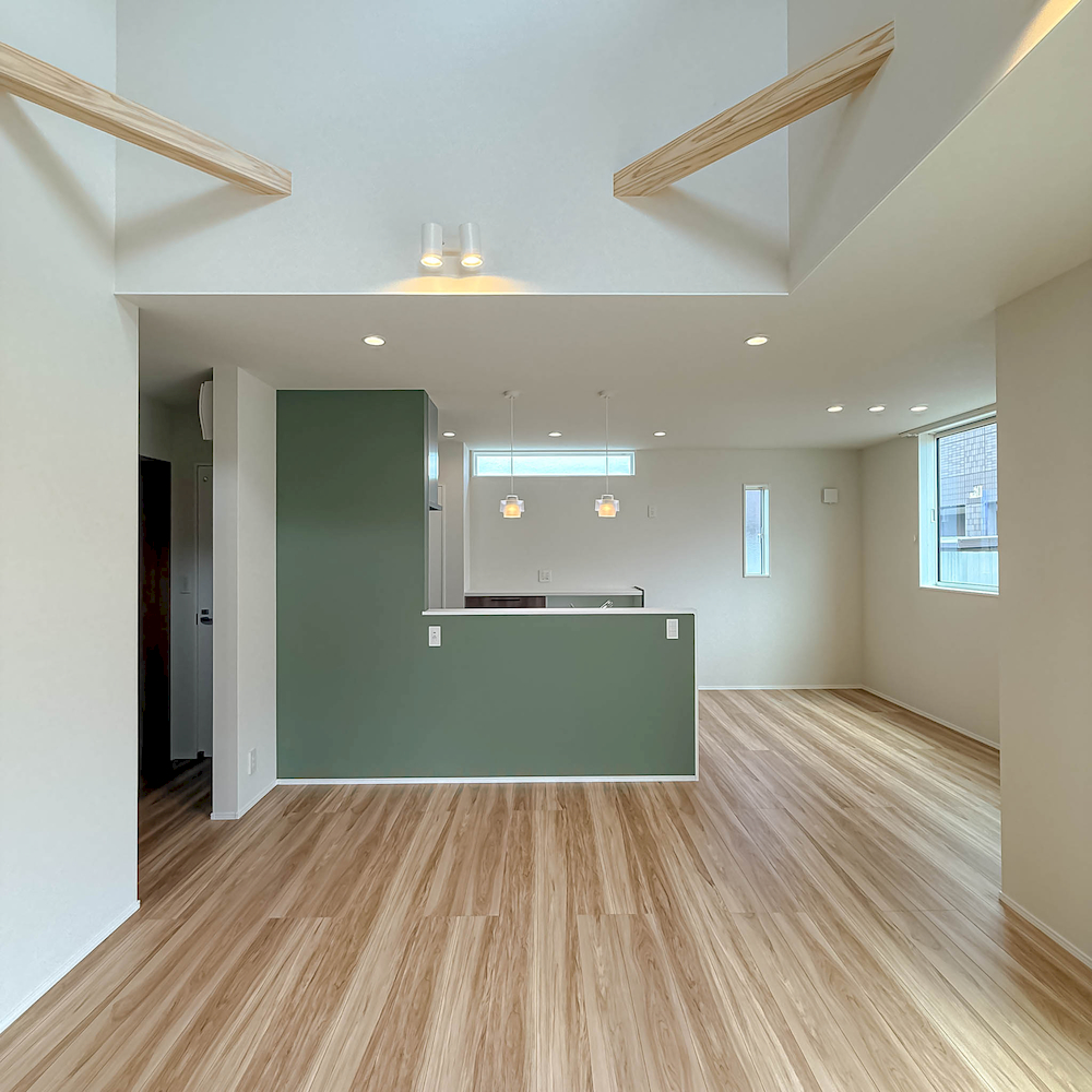 郡山市日和田町の新築建売住宅。グリーンのアクセントクロスが爽やかなLDK