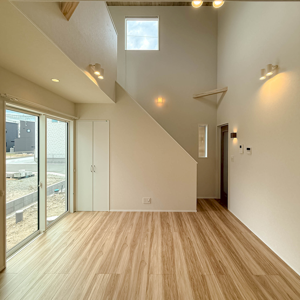郡山市日和田町の新築建売住宅。気持ちの良い吹き抜けのリビング。