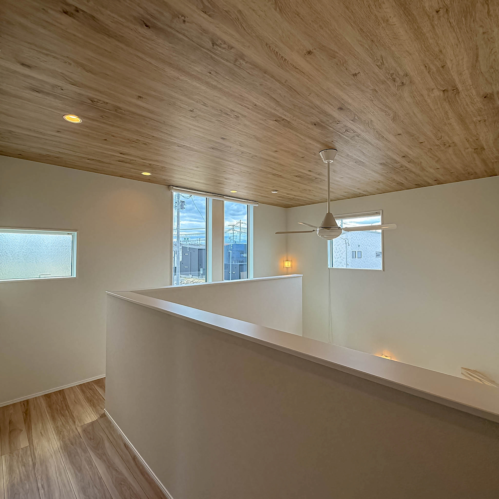 郡山市日和田町の新築建売住宅。吹き抜けの２階ホール。木目の天井が落ち着きのある雰囲気。