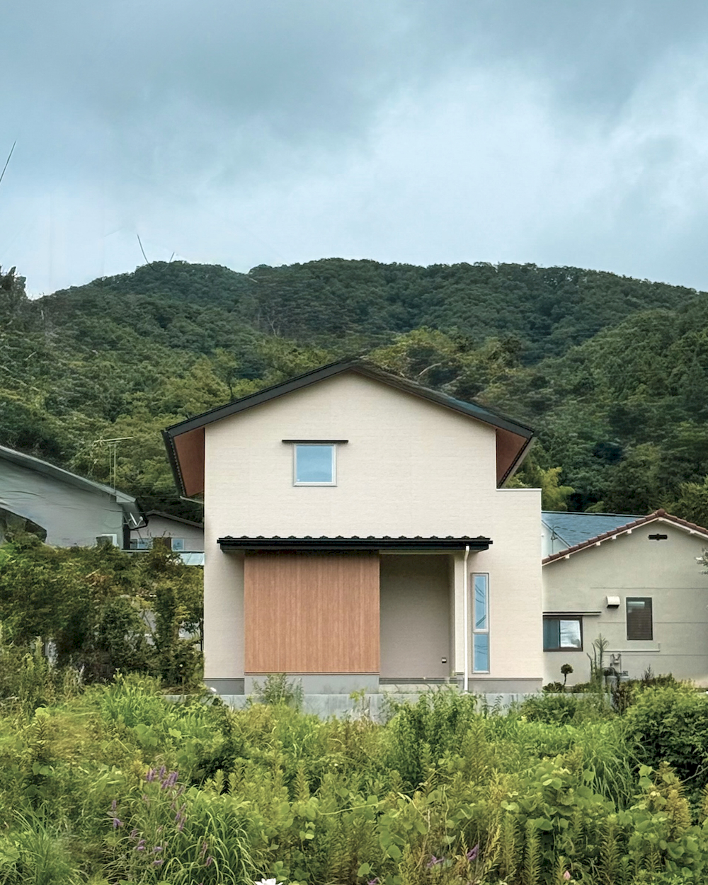 福島市の新築注文住宅。自然の景観に馴染む、優しい色合いの外観