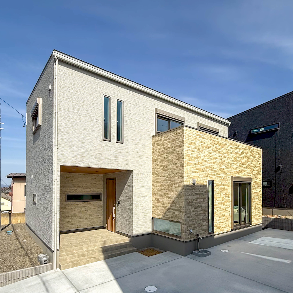 郡山市八山田の新築住宅。大谷石風の柄を採用したベージュの外観デザイン